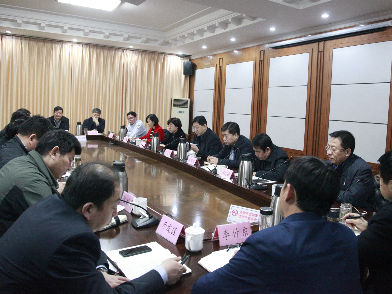 袁志勇主持召开第29次县政府常务会议