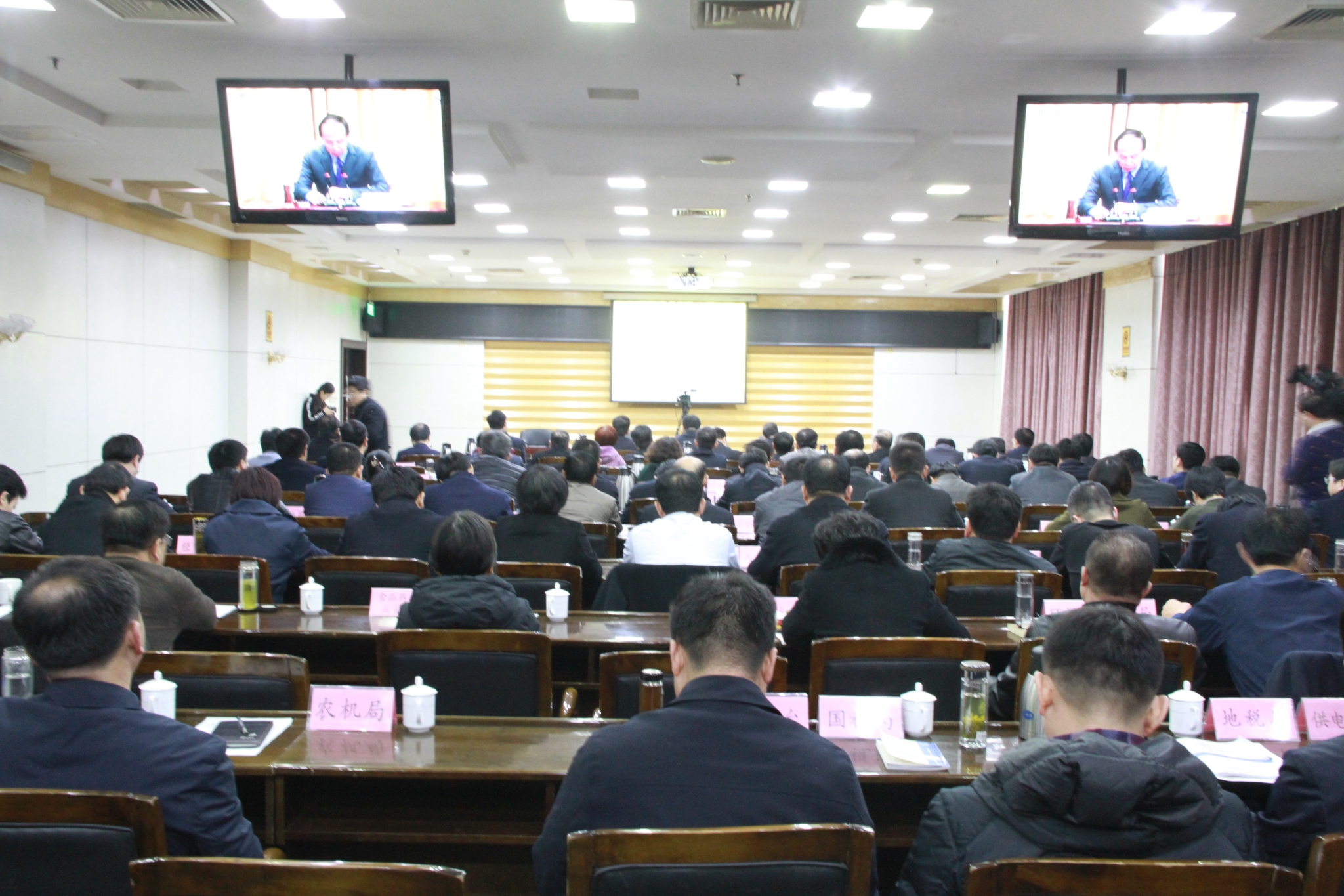      我县组织收看全市全面展开新旧动能转换重大工程推进大会视频会议